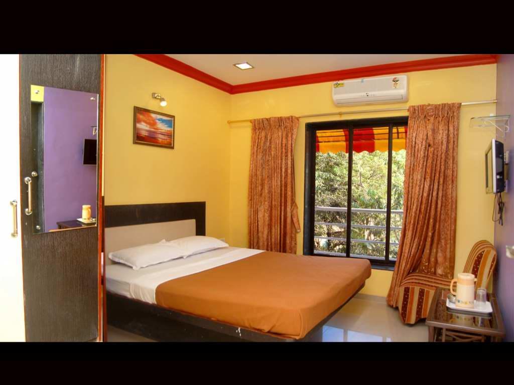On Point Plaza Bed & Breakfast Murud  Exterior photo